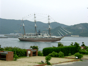 福良湾を航行する観潮船
