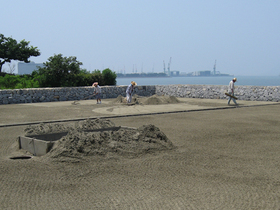 昔ながらの入浜式塩田での「塩作り」体験