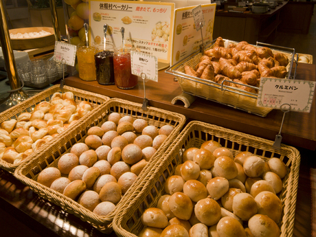 ベーカリーから届く焼き立てパンが人気のバイキング