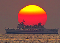 夕陽が乗船／三井 秀範