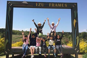 孫に囲まれて、ハイポーズ♪／池田 憲彦