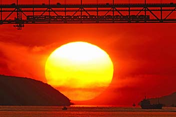 夕日とマリンライナー／三井 秀範