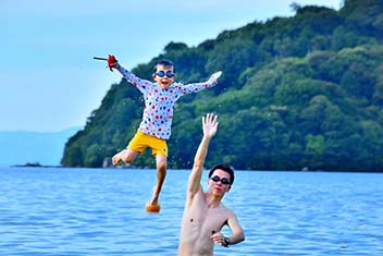 宮ヶ浜の夏を満喫／福田尚人