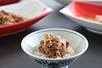 【朝食】プレミアム丼（下記の料理のうち1日3種類提供）　焼き肉・豚肉料理・チャーシュー・鶏南蛮などをお好みでトッピング