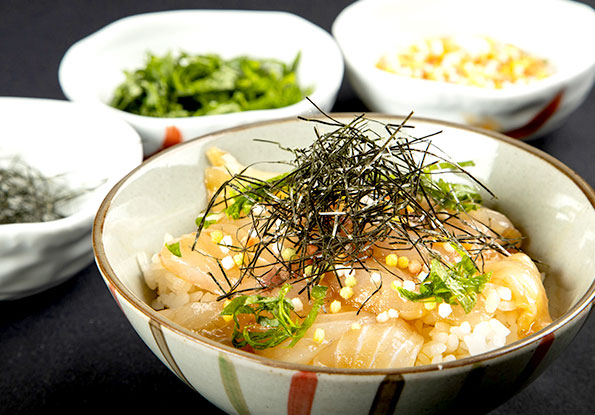 『魚の赤づけ』ごはんにのせて丼に。出汁をかけて『まご茶漬け』も◎