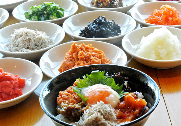 9種類の具材で楽しい朝丼