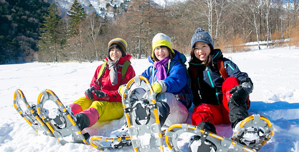 雪上散歩で非日常体験　初めてのスノーシューハイク