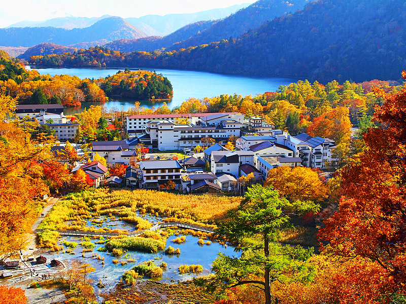 紅葉の湯元温泉:10月