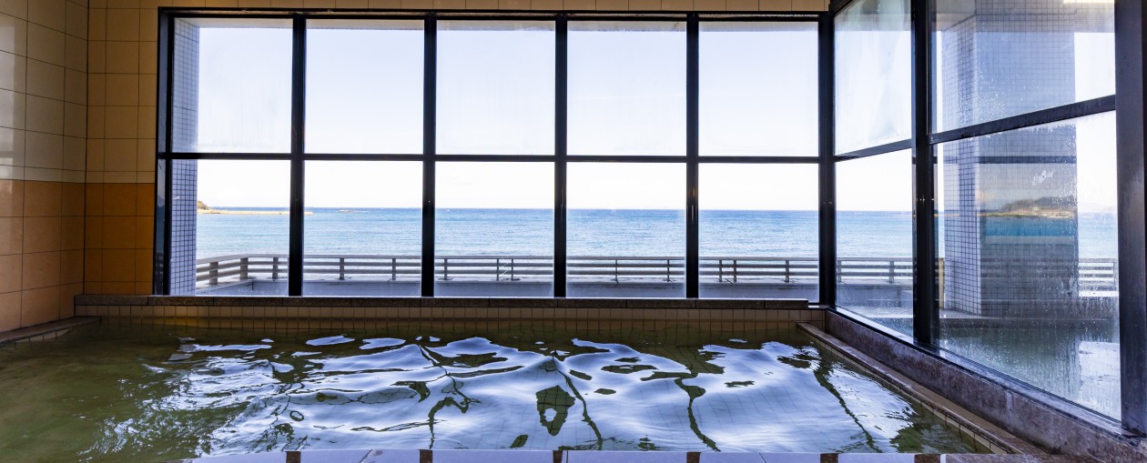 海を見渡す天然温泉「花海の湯」