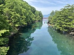 休暇村から徒歩5分湖畔橋から眺めるエメラルドグリーンの千歳川