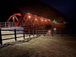 休暇村当館から徒歩10分、ライトアップされた山線鉄橋