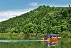 景色を見ながら舟下りを楽しむ！