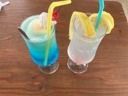 ガソリンスタンド　面影残るSUBMARINEカフェ