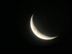 満月よりも三日月