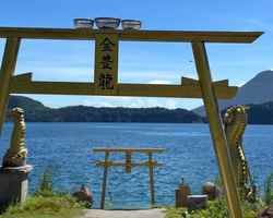 池田湖の黄金の鳥居