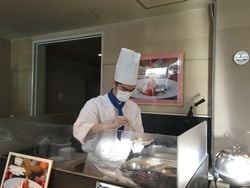 朝食ビュッフェのオープンキッチンにて「豆乳ワッフル」をご紹介