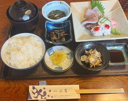 南あわじで見つけた、ほっと落ち着く海鮮ランチ「味処 三富」