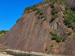 日本最大級の岩盤！ 古座川町の「古座川一枚岩」