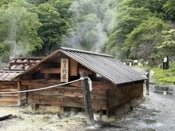  湯元温泉の泉源へ