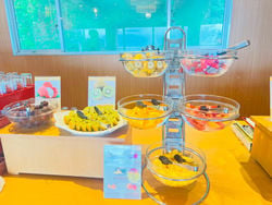 朝食ビュッフェのフルーツコーナー