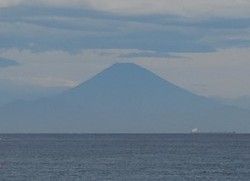 🏔今の時期だけの景色『海越しに見える青い富士山』