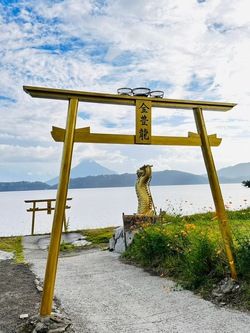 開聞岳を一望！池田湖畔の黄金の鳥居「金豊龍神社」