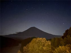 夜に映る富士と光