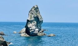 沼島の神秘的な絶景スポット『上立神岩』