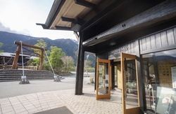 上高地でひと休み♪ 五千尺カフェの三種の信州ぶどうパフェ