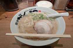 うどん県で味わう博多豚骨ラーメン！「麺屋がんてつ」