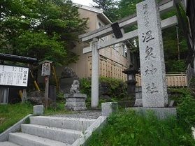 湯元を見守る温泉神社