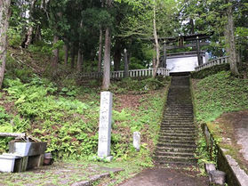 神社の参道をトレッキング