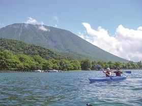大自然中禅寺湖をカヌーで満喫