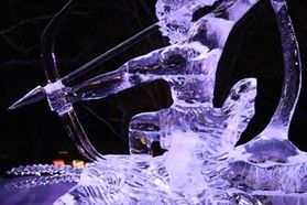 氷の彫刻展示中です