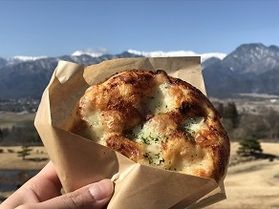絶景の中でこだわりのパンを食べる