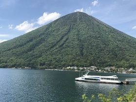 半月山で中禅寺湖を眺めましょう!