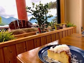 おしゃれなカフェでレイクビュー♪