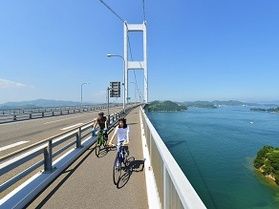 橋の上から眼下に瀬戸内海の多島美が楽しめるサイクリングロード