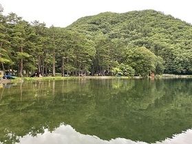 山に囲まれた湖