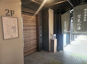 エレベーターはどこですか