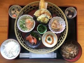 信州サーモンにお蕎麦<br>信州グルメを味わえます