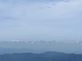 絶景の湯ノ丸山。レンゲツツジもまもなく開花。