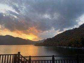 中禅寺湖の夕焼けと紅葉