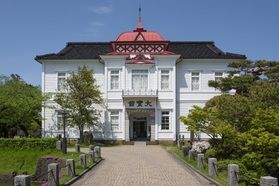 鶴岡公園の大宝館がライトアップ中！！