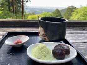 石段詣での休憩処<br>『二の坂茶屋』の力餅
