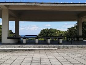 ベンチに腰掛け一息