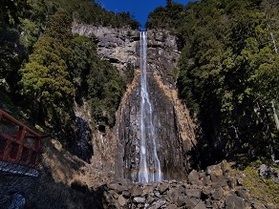 落差日本一! 迫力満点の那智の滝