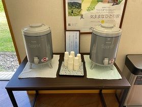 宿泊者限定無料のお茶菓子と冷水ポットのお知らせ