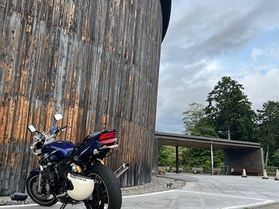 バイクで行くまるで樽のような温泉!?