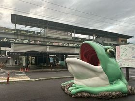 JR万座・鹿沢口駅前に大きなカエルが!?